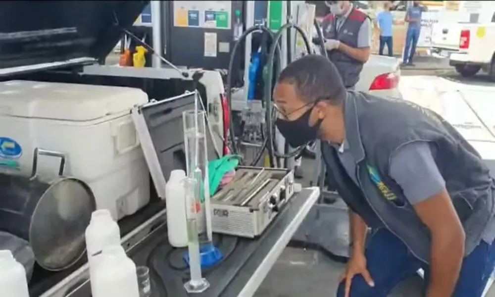 Carboroil_Fiscalização de combustíveis: combate à adulteração em postos de abastecimento Agente de fiscalização analisando amostras de combustível em posto de abastecimento.