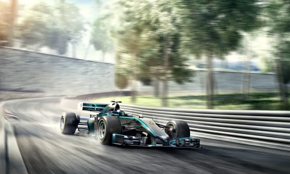 Carro de Fórmula 1 em alta velocidade fazendo curva em circuito urbano.