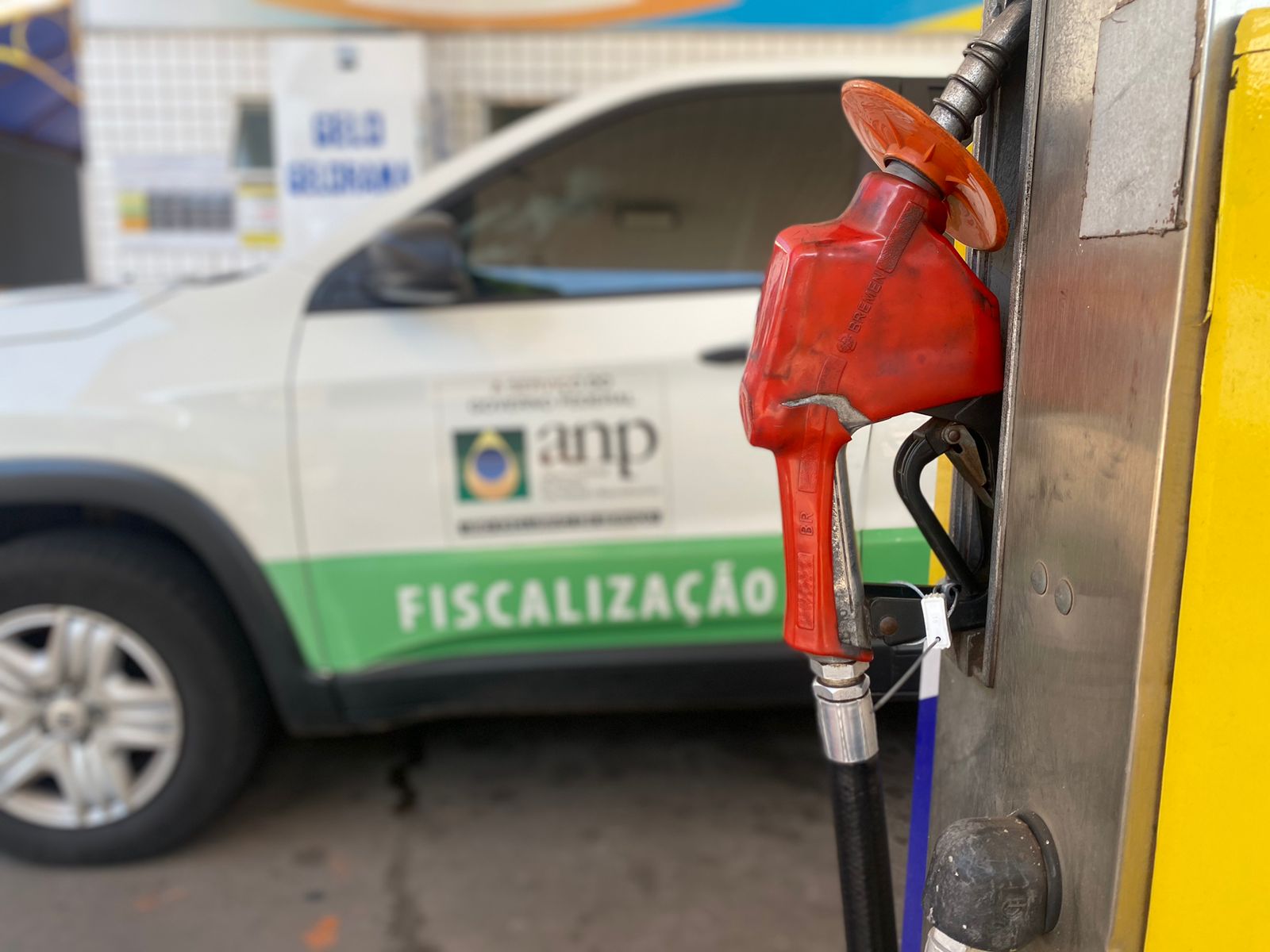 Carboroil_Fiscalização de combustíveis garante qualidade no abastecimento Fiscalização em posto de combustíveis com bomba interditada para garantir qualidade no abastecimento