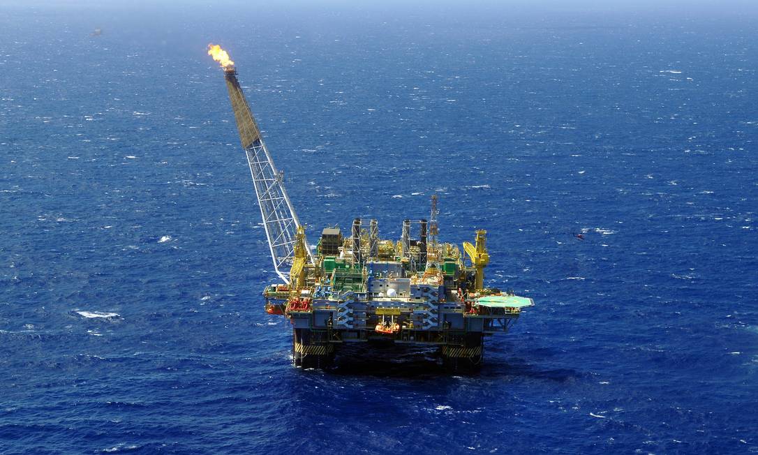 2013-582383110-5675-2.jpg_20130119 Plataforma de petróleo da Petrobras no mar, simbolizando a expansão da produção de diesel S10 no Brasil.