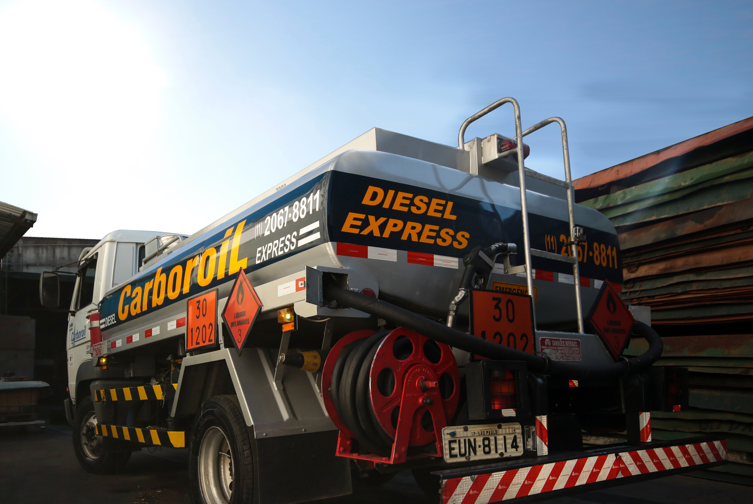 Carboroil – Abastecimento emergencial de diesel Caminhão-tanque da Carboroil preparado para abastecimento emergencial de diesel em empresas e indústrias.