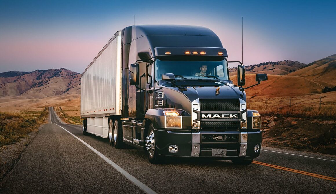 Caminhão Mack preto em estrada deserta ao entardecer, simbolizando veículos novos compatíveis com Diesel S-10.